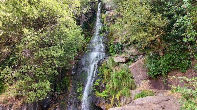 Cascada de agua en la monta&ntilde;a