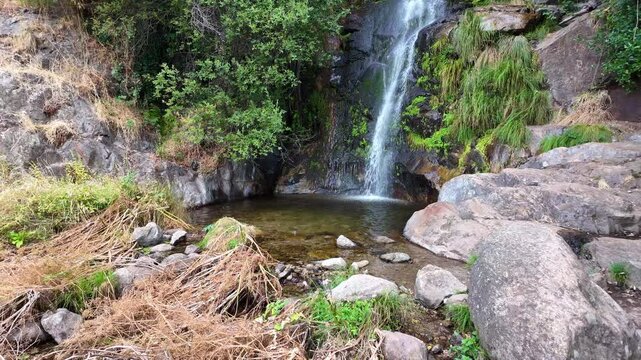 Cascada de agua en la monta&ntilde;a