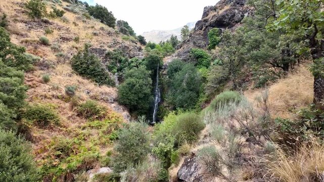 Cascada de agua en la monta&ntilde;a