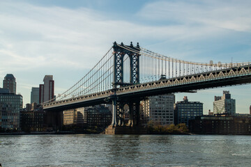 El puente Manhattan desde al orilla de la isla del mismo nombre. Al fondo los edificios de Brooklyn a orillas del río Este. Nueva York, USA, 2019.