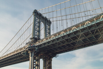 El puente Manhattan desde al orilla de la isla del mismo nombre. Fotografía tomada desde abajo del pilón más cercano a Manhattan a orillas del río Este. Nueva York, USA, 2019.