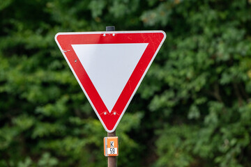 Nahaufnahme eines Verkehrsschildes „Vorfahrt gewähren“ 