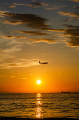 Avión y atardecer