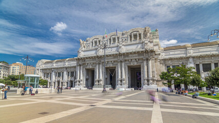 Obraz premium Front view of Milan antique central railway station timelapse hyperlapse.