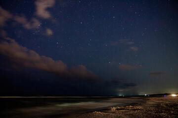 Nocne niebo nad morzem © Adrian