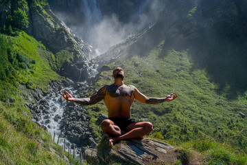 Obraz premium Man, Wellness vacation and yoga meditation. Man Relax with in nature. Meditation spiritual wellness. Calm carefree and freedom environment. Man Training mindfulness. Relaxed man in nature.