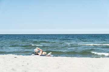 Mężczyzna czytający książkę na plaży