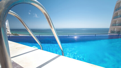 Obraz premium Hotel swimming pool with sunny reflections timelapse, Sesimbra, Portugal