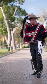 pareja de huasos bailando cueca chilena en la plaza de la ciudad