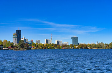 Obraz premium Skyline of Vienna and blue Donau river, sunny autumn day
