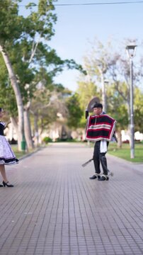 pareja de huasos bailando cueca chilena en la plaza de la ciudad