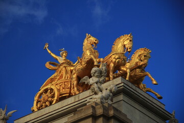 golden statue of chariot