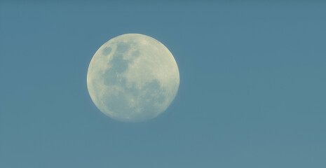 La luna creciente en un atardecer desde la tierra.