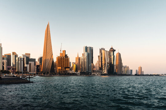 Skyline Silhouette der Stadt Doha Hauptstadt von Katar am Persischen Golf Bei Sonnenuntergang