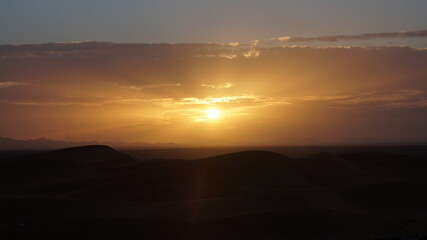 Puesta del sol en el desierto