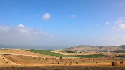 Parc naturel régional des Caps et Marais d'Opale: vallons et champs du site des Deux-Caps dans le Pas-de-Calais entre Boulogne sur Mer et Calais sur la Côte d'Opale le long de la Manche