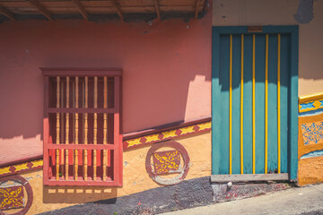 portes colorées dans les rue de Guatapé en Colombie
