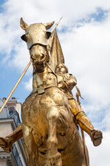 Statue equestre de Jeanne d Arc sur la place des Pyramide a Paris