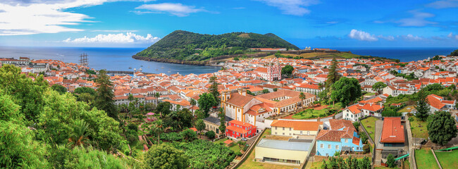 Vista panorâmica da cidade de Angra do Heróismo na Ilha Terceira nos Açores. 