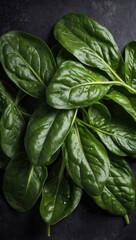 Obraz premium A bunch of green spinach leaves are arranged in a row