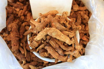 차와 약초로 쓰이는 식물의 뿌리