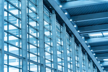Obraz premium row of bright halogen spotlights on exhibition ceiling. industrial building interior