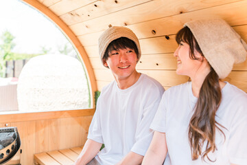 サウナに入っているカップルの若い男女
