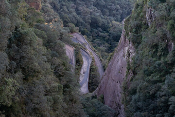 Obraz premium Photo of a road with curves seen from above in Serra do Corvo Branco, in Urubici, State of Santa Catarina, Brazil.