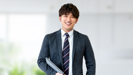 タブレットを持つ笑顔の男性ビジネスマン
