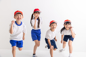 体操着で走り出す小学生　physical education