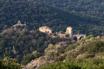 Obraz premium ruins of an ancient fortress in the mountains of northern Israel