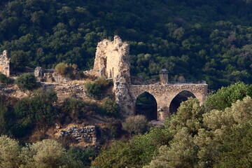 Obraz premium ruins of an ancient fortress in the mountains of northern Israel