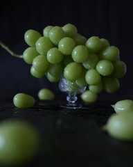 ガラス器の上に美しいみずみずしいシャインマスカット