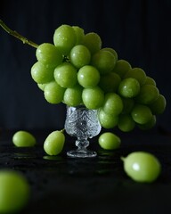 ガラス器の上に美しいみずみずしいシャインマスカット