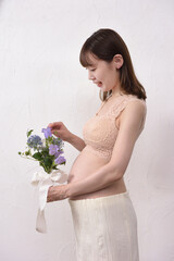花束を持った若い日本人の妊婦
