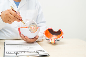 A female doctor at a desk in a hospital, discussing eye diseases such as color blindness, pterygium, glaucoma, cataracts, pink eye emphasizes the impact of dry eyes and blurred vision on daily life.