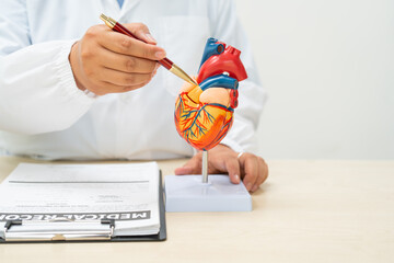 A female doctor works at a desk in the hospital,discussing heart diseases such as coronary artery disease,arrhythmia,heart valve stenosis,heart failure congenital heart disease, emphasizing symptoms