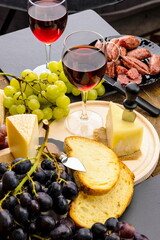 Calici di vino rosso con pane , salamini italiani , formaggio e uva 