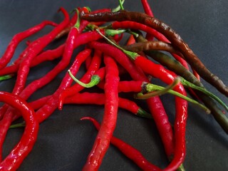 curly red chilies which are usually used to make dried chilies. usually used for flavoring dishes....
