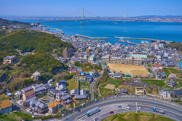 Fototapeta premium 兵庫県の明石海峡に架かる明石海峡大橋を淡路サービスエリアから見る