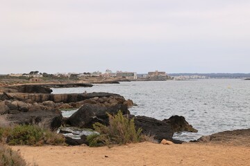 Blick auf die Küstenlandschaft des Mittelmeeres bei Palma de Mallorca