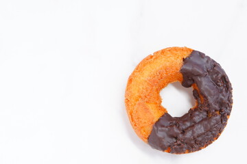 チョコレートでコーティングされたオールドファッションドーナツ
