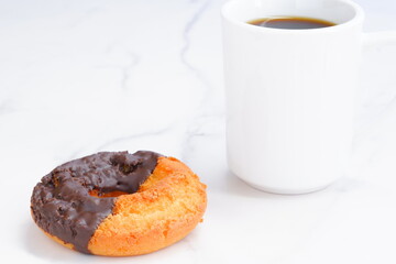 オールドファッションドーナツと、淹れたてのコーヒーで、おやつの時間
