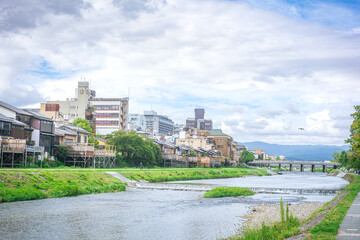 曇りの鴨川沿いに建ち並ぶ川床の景色