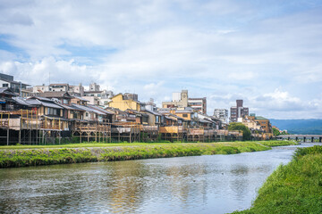 曇りの鴨川沿いに建ち並ぶ川床の景色