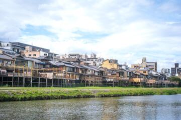 曇りの鴨川沿いに建ち並ぶ川床の景色