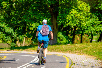 Obraz premium Cyclist ride on the bike path in the city Park 