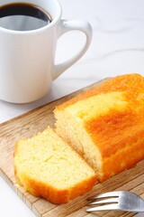 ふんわりしたパウンドケーキと淹れたてのコーヒーで、おやつの時間