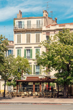 Fototapeta Facade of buildings on Avenue Du Prado in the heart of Marseille, France