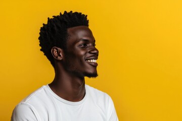 Obraz premium Cheerful dark skinned man with bright smile on yellow background